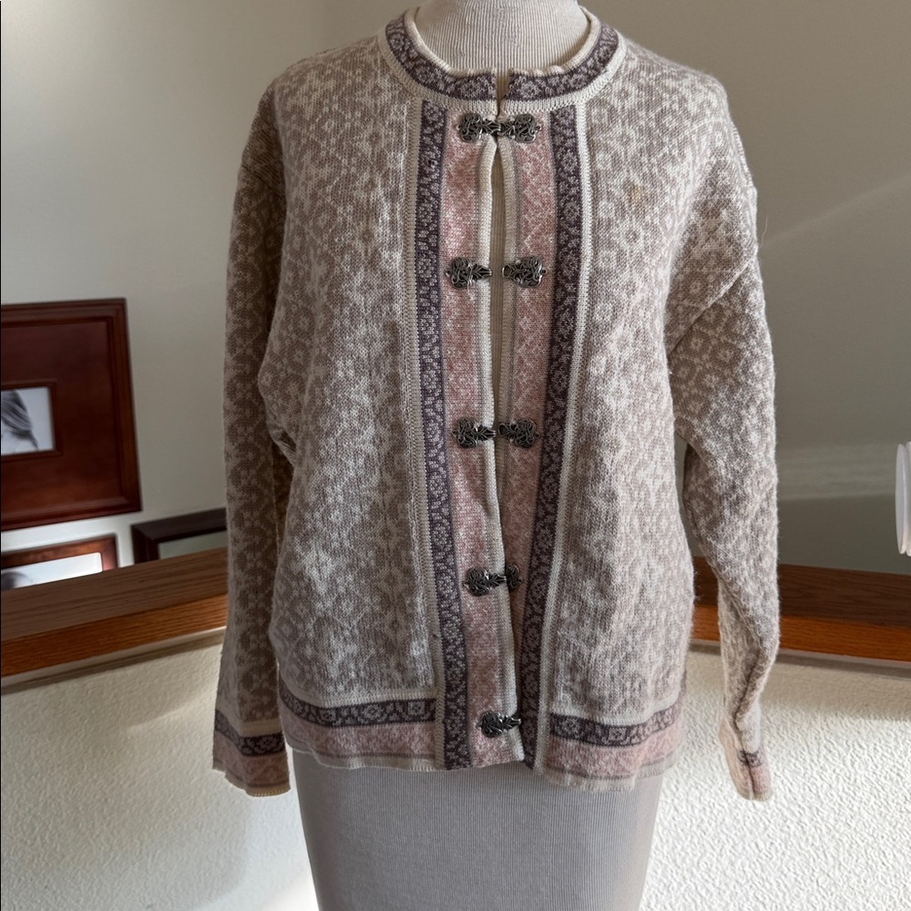 Skjaeveland, Norway Sweater, Wool, Hook Embellished closures size medium
